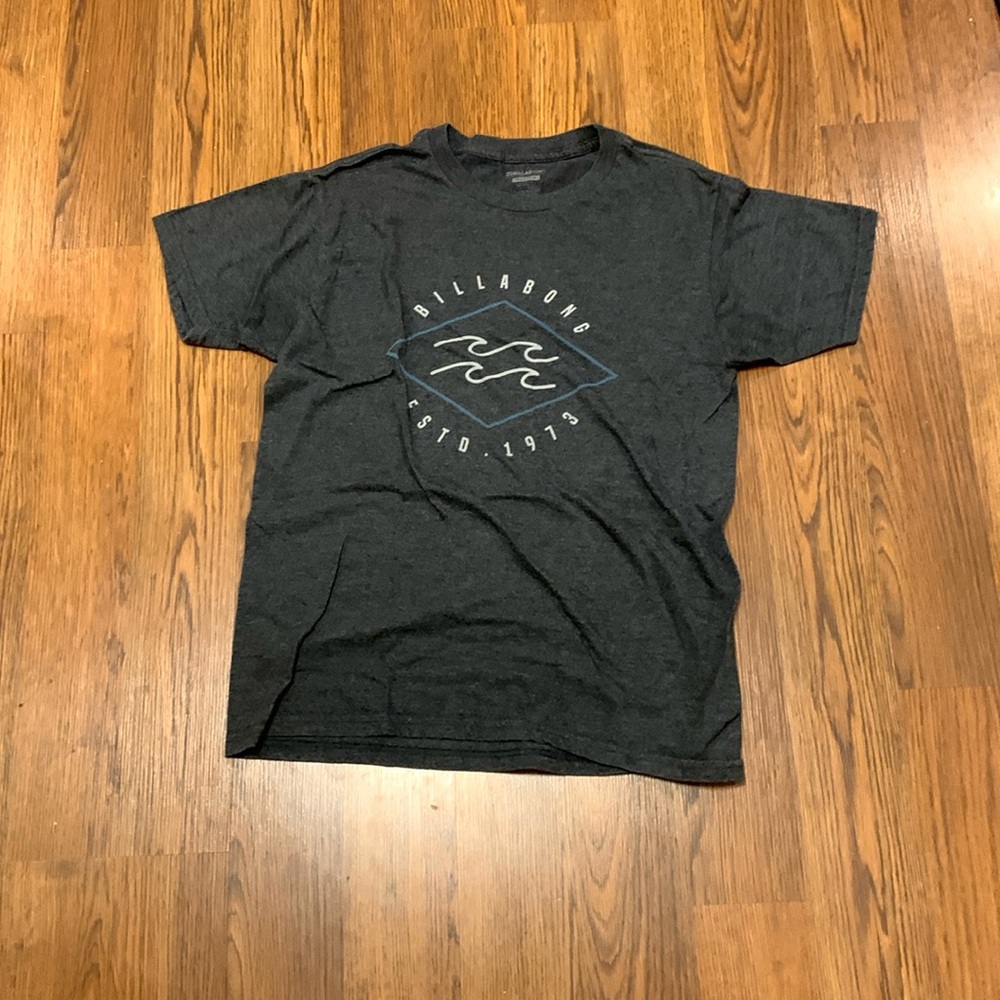 Billabong Men’s Medium Gray Short Sleeve Tee Shirt with Billabong Wave Graphic